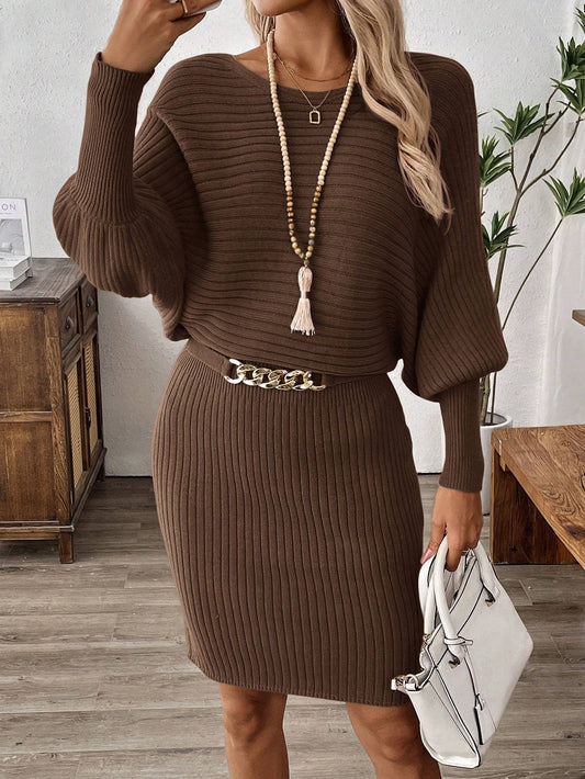 Geripptes, braunes, figurbetontes Kleid mit Puffärmeln